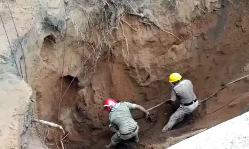 രക്ഷാപ്രവർത്തനത്തിനിടെ വീണ്ടും മണ്ണിടിച്ചിൽ; അഗ്​നിശമന ഉദ്യോഗസ്ഥർ രക്ഷപ്പെട്ടത്​ തലനാരിഴക്ക്​