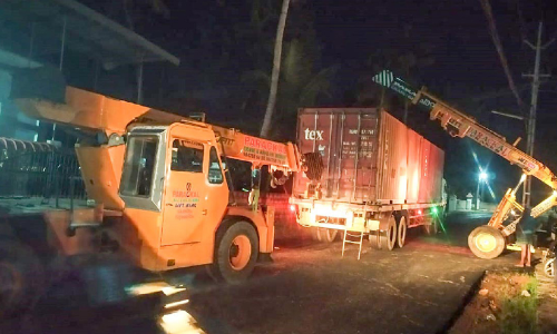 ഗതാഗത നിരോധനം ലംഘിച്ച ഭാരവാഹനങ്ങൾ നാട്ടുകാർ തടഞ്ഞു ഗതാഗത നിരോധനം ലംഘിച്ച ഭാരവാഹനങ്ങൾ നാട്ടുകാർ തടഞ്ഞു