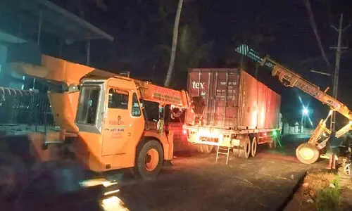 ഗ​താ​ഗ​ത നി​രോ​ധ​നം ലം​ഘി​ച്ച ഭാ​ര​വാ​ഹ​ന​ങ്ങ​ൾ നാ​ട്ടു​കാ​ർ ത​ട​ഞ്ഞു