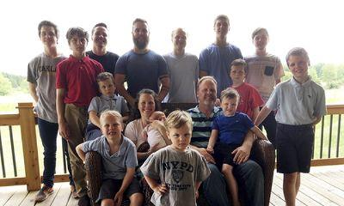 14 ചേട്ടന്മാർക്ക്​ കുഞ്ഞനുജത്തിയായി അവൾ എത്തി; മാഗീ ജെയ്​ൻ ഇനിയീ വീട്ടിലെ മാലാഖക്കുഞ്ഞ്​