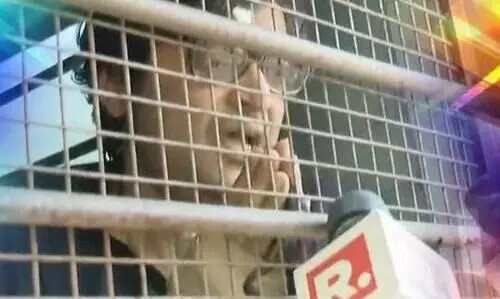 ജീവൻ അപകടത്തിലാണ്, സുപ്രീംകോടതി ഇടപെടണം; പൊലീസ്വാനിൽ നിന്നും അർണബിൻെറ രോദനം ജീവൻ അപകടത്തിലാണ്, സുപ്രീംകോടതി ഇടപെടണം; പൊലീസ്വാനിൽ നിന്നും അർണബിൻെറ രോദനം