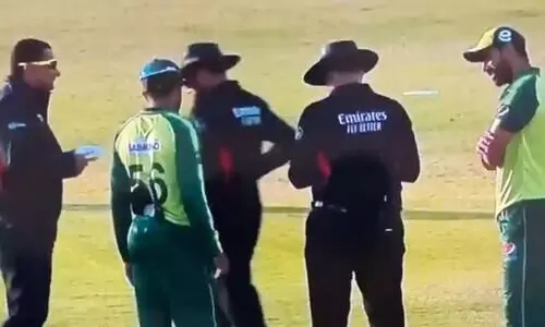 വഹാബ്​ റിയാസ് ​പന്തിൽ ഉമിനീർ പുരട്ടി; സാനിറ്റൈസ് ​ചെയ്ത് അമ്പയർമാർ