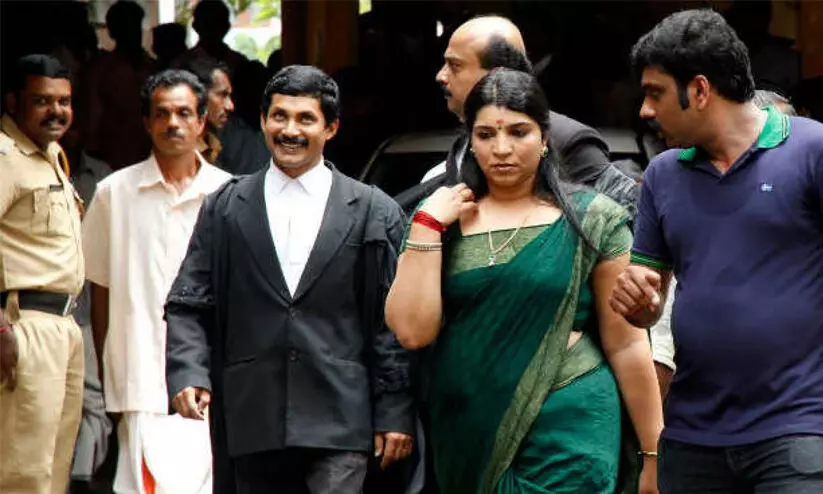 തൊഴിൽ തട്ടിപ്പ്: സരിതയുടെ പങ്ക് തെളിയിക്കുന്ന രേഖകൾ ലഭിച്ചിട്ടും പൊലീസിന് മെല്ലെപ്പോക്ക് തൊഴിൽ തട്ടിപ്പ്: സരിതയുടെ പങ്ക് തെളിയിക്കുന്ന രേഖകൾ ലഭിച്ചിട്ടും പൊലീസിന് മെല്ലെപ്പോക്ക്