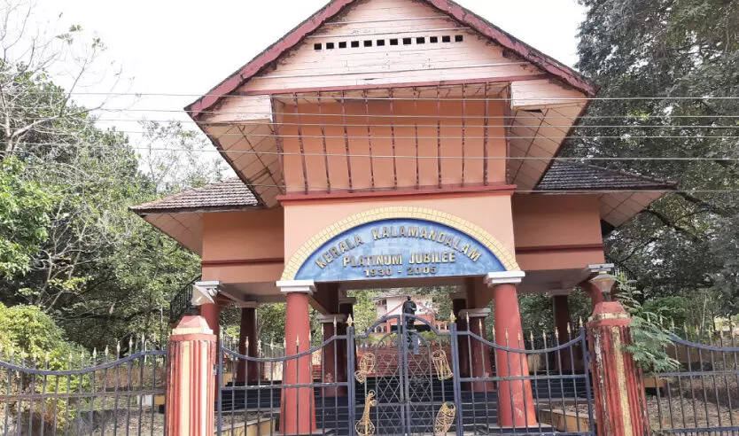 കലാമണ്ഡലം ഹോസ്​റ്റൽ പരിസരത്ത് വിദ്യാർഥിയെ പാമ്പ് കടിച്ചു; കളരി ബഹിഷ്​കരിച്ച്​ ധർണ