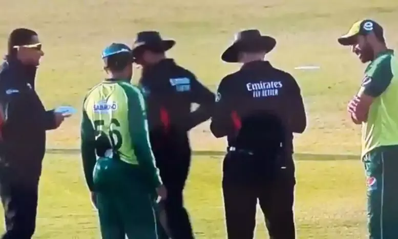 വഹാബ് റിയാസ് പന്തിൽ ഉമിനീർ പുരട്ടി; സാനിറ്റൈസ് ചെയ്ത് അമ്പയർമാർ വഹാബ് റിയാസ് പന്തിൽ ഉമിനീർ പുരട്ടി; സാനിറ്റൈസ് ചെയ്ത് അമ്പയർമാർ