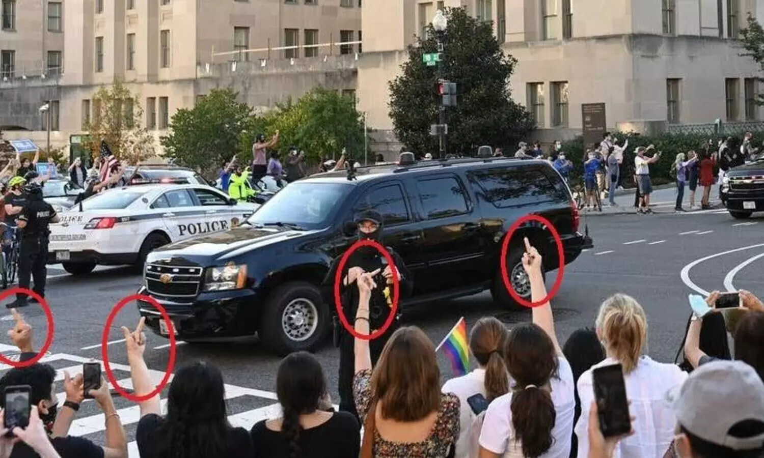 വൈറ്റ്​ ഹൗസിലേക്ക്​ മടങ്ങവേ ട്രംപിന് നേരെ​ അശ്ലീല ആംഗ്യ പ്രദർശനവുമായി പ്രതിഷേധം