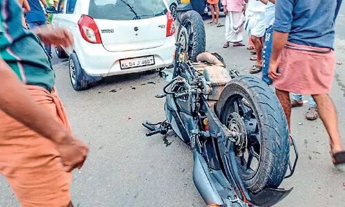 കാലടിത്തറയില്‍ കാറും ബൈക്കുകളും കൂട്ടിയിടിച്ച് നാല് പേര്‍ക്ക് പരിക്ക്