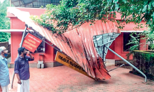 വെ​ള്ള ടാ​ങ്ക് വീ​ണ് ആ​യു​ർ​വേ​ദ ആ​ശു​പ​ത്രി വി​ശ്ര​മ​കേ​ന്ദ്രം ത​ക​ർ​ന്നു