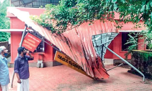 വെ​ള്ള ടാ​ങ്ക് വീ​ണ് ആ​യു​ർ​വേ​ദ ആ​ശു​പ​ത്രി വി​ശ്ര​മ​കേ​ന്ദ്രം ത​ക​ർ​ന്നു