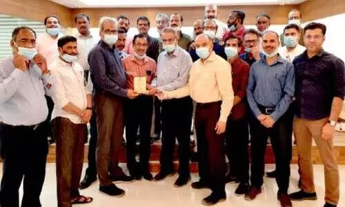 അബ്​ദുൽ ഫത്താഹ് തയ്യിലിന്​ കെ.കെ.എം.എ യാത്രയയപ്പ് നൽകി