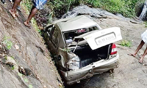 കാർ താഴ്​ചയിലേക്ക്​ മറിഞ്ഞു