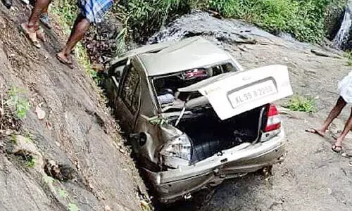 കാർ താഴ്​ചയിലേക്ക്​ മറിഞ്ഞു