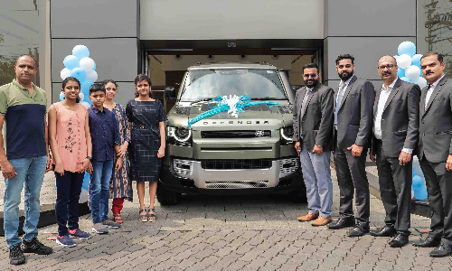 ലാൻഡ്​റോവറി​െൻറ പടക്കുതിര ഇനി കേരളത്തിനും സ്വന്തം; ആദ്യ വിൽപ്പന നടന്നത്​ കൊച്ചിയിൽ