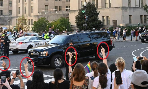 വൈറ്റ്​ ഹൗസിലേക്ക്​ മടങ്ങവേ ട്രംപിന് നേരെ​ അശ്ലീല ആംഗ്യ പ്രദർശനവുമായി പ്രതിഷേധം