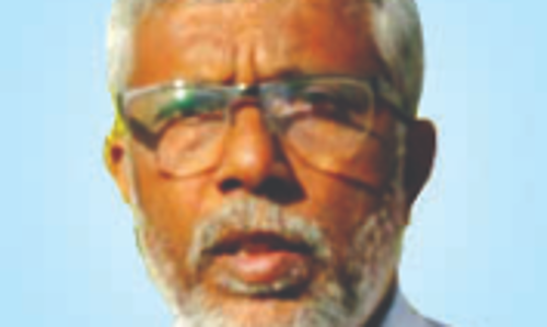 യ​ന്ത്ര​ങ്ങ​ൾ ദേ​ഹ​ത്ത് വീ​ണ്​   റി​ട്ട. അ​ധ്യാ​പ​ക​ൻ മ​രി​ച്ചു