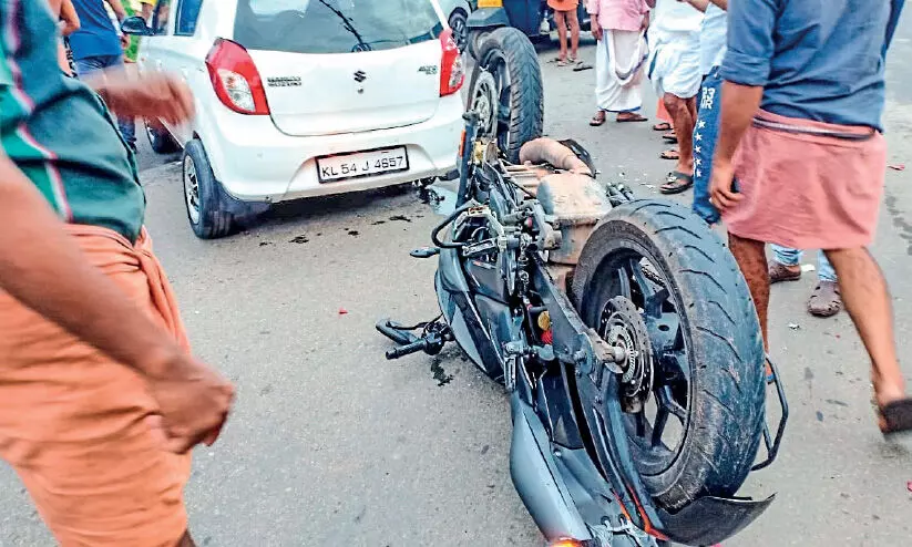 കാലടിത്തറയില്‍ കാറും ബൈക്കുകളും കൂട്ടിയിടിച്ച് നാല് പേര്‍ക്ക് പരിക്ക്