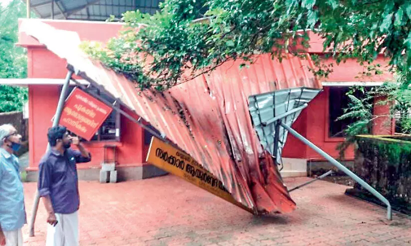 വെള്ള ടാങ്ക് വീണ് ആയുർവേദ ആശുപത്രി വിശ്രമകേന്ദ്രം തകർന്നു വെള്ള ടാങ്ക് വീണ് ആയുർവേദ ആശുപത്രി വിശ്രമകേന്ദ്രം തകർന്നു