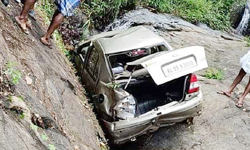 കാർ താഴ്ചയിലേക്ക് മറിഞ്ഞു കാർ താഴ്ചയിലേക്ക് മറിഞ്ഞു