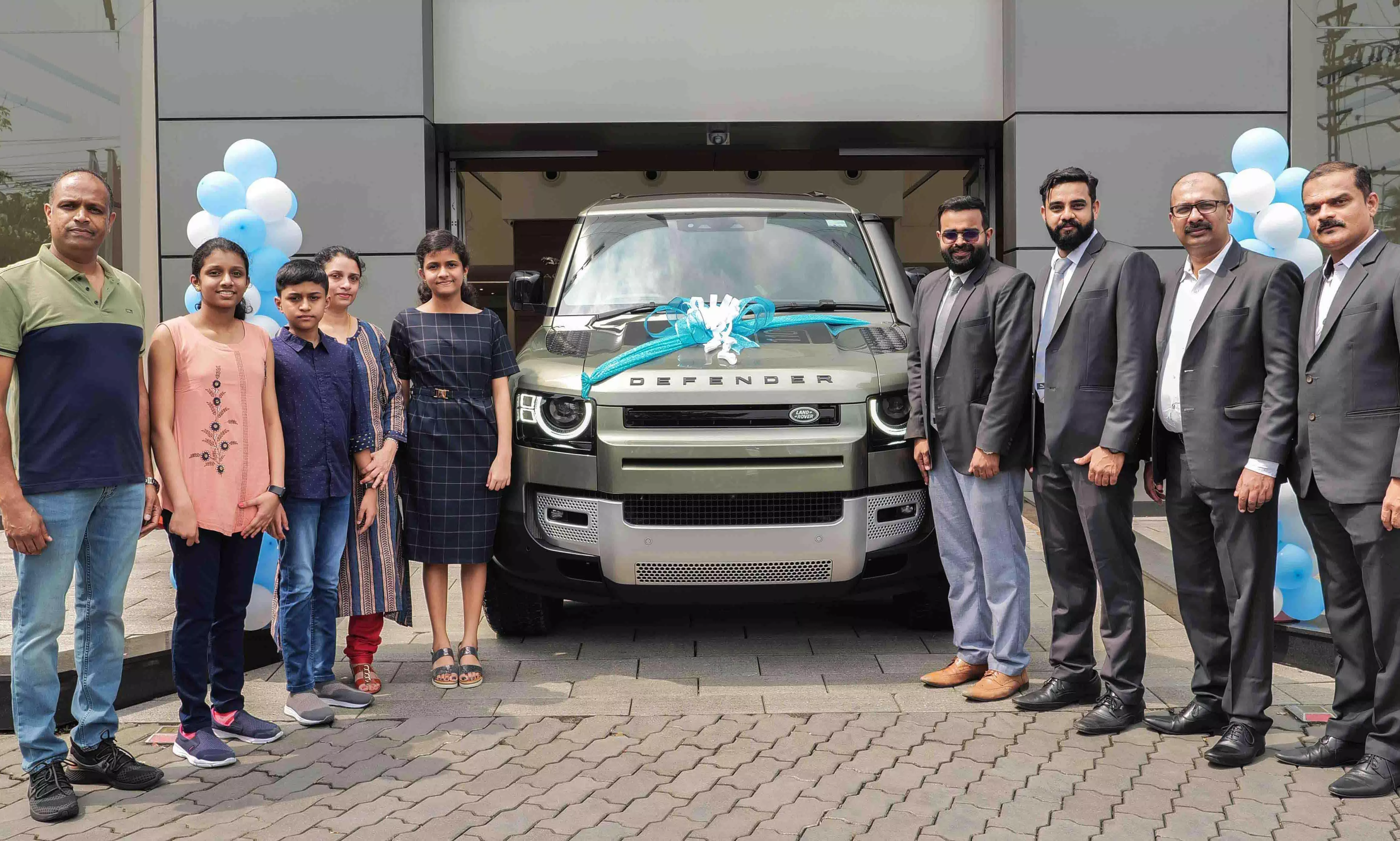 ലാൻഡ്റോവറിെൻറ പടക്കുതിര ഇനി കേരളത്തിനും സ്വന്തം; ആദ്യ വിൽപ്പന നടന്നത് കൊച്ചിയിൽ ലാൻഡ്റോവറിെൻറ പടക്കുതിര ഇനി കേരളത്തിനും സ്വന്തം; ആദ്യ വിൽപ്പന നടന്നത് കൊച്ചിയിൽ