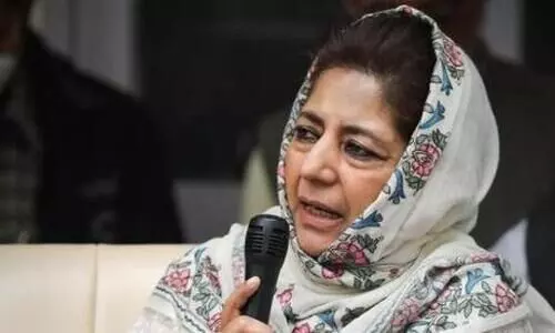 കശ്​മീരി‍​െൻറ പതാകയും ത്രിവർണ പതാകയും ഒരുമിച്ചു പിടിക്കും –മഹ്​ബൂബ