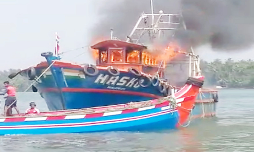 പാചകവാതകം ചോർന്ന് മത്സ്യബന്ധന ബോട്ട് കത്തിനശിച്ചു