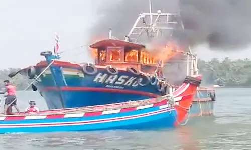 പാചകവാതകം ചോർന്ന് മത്സ്യബന്ധന ബോട്ട് കത്തിനശിച്ചു