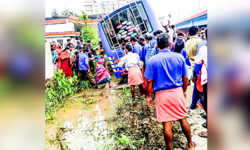 ഡ്രൈവർ കിറുങ്ങി; ബസ്​ കാനയിൽ