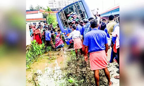 ഡ്രൈവർ കിറുങ്ങി; ബസ്​ കാനയിൽ