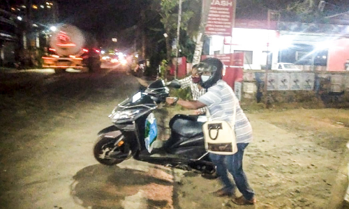 റോഡ്​ രണ്ടടി ഉയർന്നു; വാഹനം തള്ളിക്കയറ്റണം