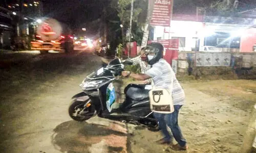 റോഡ്​ രണ്ടടി ഉയർന്നു; വാഹനം തള്ളിക്കയറ്റണം