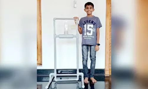 പി.​വി.​സി പൈ​പ്പി​ൽ തീ​ർ​ത്ത സാ​നി​റ്റൈ​സ​ർ മെ​ഷീ​നു​മാ​യി അ​ഞ്ചാം ക്ലാ​സു​കാ​ര​ൻ