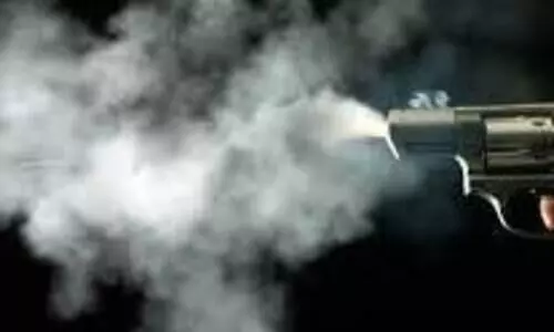 പരിശോധനക്ക്​ എത്തിച്ച തോക്കിൽനിന്ന്​ വെടിപൊട്ടി ; താ​ലൂ​ക്ക് ഓ​ഫി​സ്​ ജീ​വ​ന​ക്കാ​ര​ൻ ര​ക്ഷ​പ്പെ​ട്ട​ത്​ ഭാ​ഗ്യം​കൊ​ണ്ട്