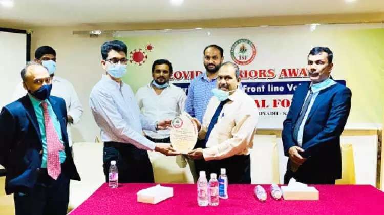 സന്നദ്ധ പ്രവർത്തകരെ സോഷ്യൽ ഫോറം ആദരിച്ചു സന്നദ്ധ പ്രവർത്തകരെ സോഷ്യൽ ഫോറം ആദരിച്ചു