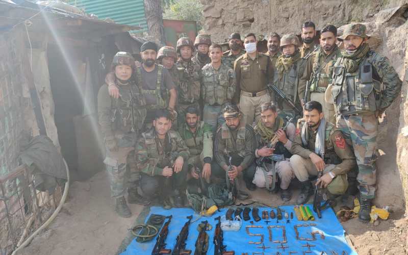 കശ്മീരിൽ തിരച്ചിൽ; ആയുധങ്ങൾ കണ്ടെടുത്തു കശ്മീരിൽ തിരച്ചിൽ; ആയുധങ്ങൾ കണ്ടെടുത്തു