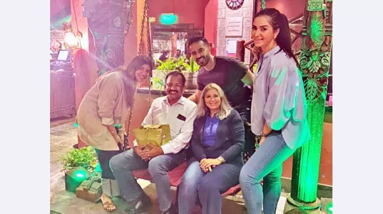 ബ്രിട്ടീഷ് കുടുംബത്തിന്റെ സ്നേഹത്തിന് നന്ദി ചൊല്ലി സുരേന്ദ്രൻ നാട്ടിലേക്ക് ബ്രിട്ടീഷ് കുടുംബത്തിന്റെ സ്നേഹത്തിന് നന്ദി ചൊല്ലി സുരേന്ദ്രൻ നാട്ടിലേക്ക്