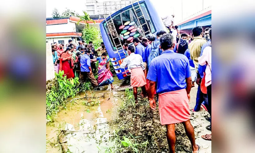 ഡ്രൈവർ കിറുങ്ങി; ബസ്​ കാനയിൽ