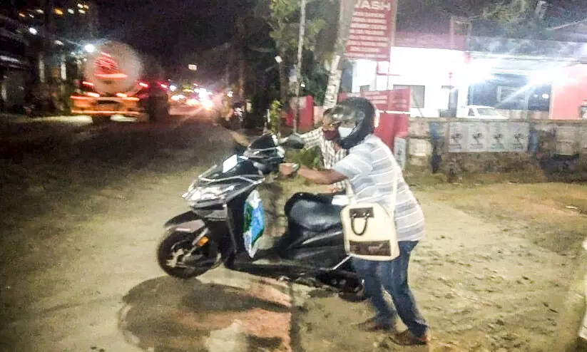 റോഡ് രണ്ടടി ഉയർന്നു; വാഹനം തള്ളിക്കയറ്റണം റോഡ് രണ്ടടി ഉയർന്നു; വാഹനം തള്ളിക്കയറ്റണം