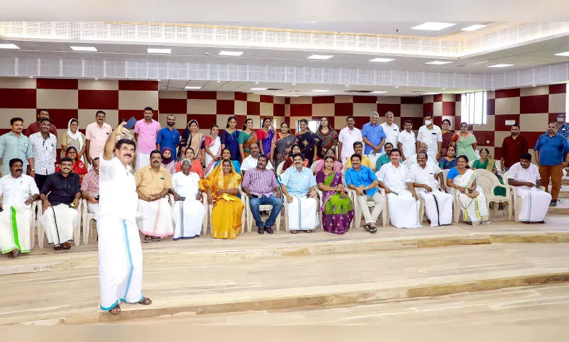 ​െസൽഫിയെടുത്തും ക്ഷമാപണം നടത്തിയും ശതാബ്​ദി മന്ദിരത്തിലെ ആദ്യ-അവസാന കൗൺസിൽ