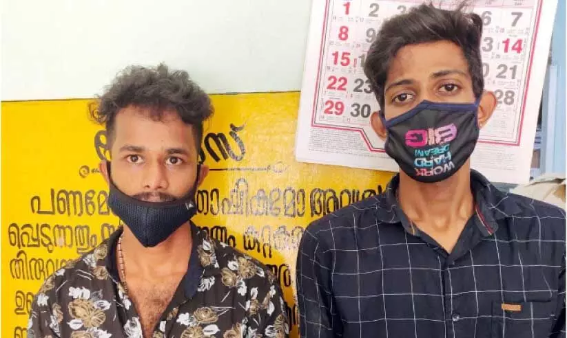 രണ്ടുകിലോ കഞ്ചാവുമായി യുവാക്കൾ പിടിയിൽ രണ്ടുകിലോ കഞ്ചാവുമായി യുവാക്കൾ പിടിയിൽ