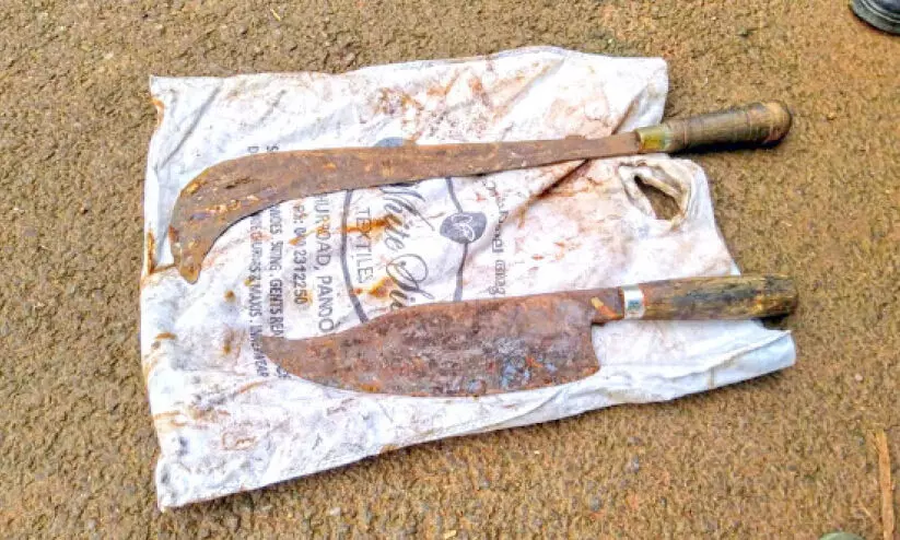 തലശ്ശേരിയിൽ ആയുധങ്ങൾ കണ്ടെടുത്തു തലശ്ശേരിയിൽ ആയുധങ്ങൾ കണ്ടെടുത്തു