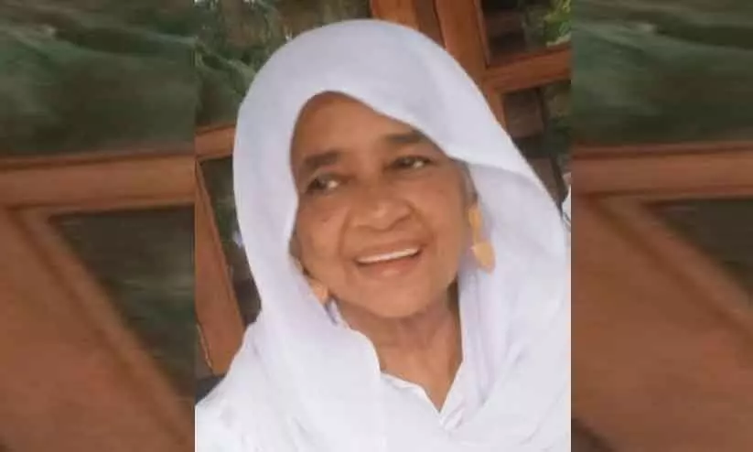 തേങ്ങ എടുക്കാനെത്തിയ വയോധിക കടന്നൽ കുത്തേറ്റു മരിച്ചു തേങ്ങ എടുക്കാനെത്തിയ വയോധിക കടന്നൽ കുത്തേറ്റു മരിച്ചു