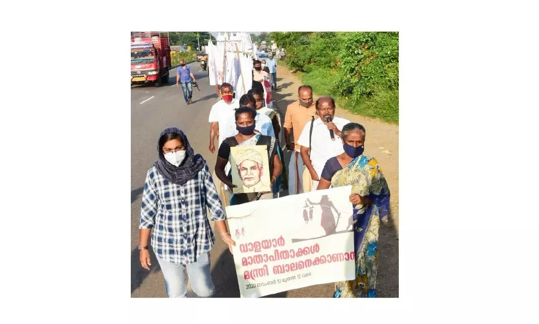 വാളയാർ: മന്ത്രിവസതിയിലേക്ക് മാതാപിതാക്കളുടെ യാത്ര ആരംഭിച്ചു വാളയാർ: മന്ത്രിവസതിയിലേക്ക് മാതാപിതാക്കളുടെ യാത്ര ആരംഭിച്ചു