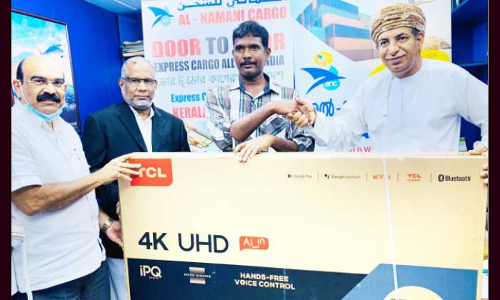 അൽ നമാനി കാർഗോ നറുക്കെടുപ്പ്​: വിജയിക്ക്​ 55 ഇഞ്ച്​ ടി.വി സമ്മാനിച്ചു