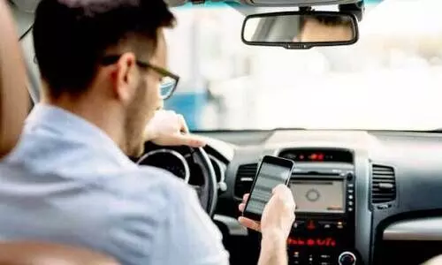 മരണം മുന്നിലുണ്ട്​​: വാഹനമോടിക്കു​േമ്പാൾ മൊബൈൽ ഫോൺ വേണ്ട