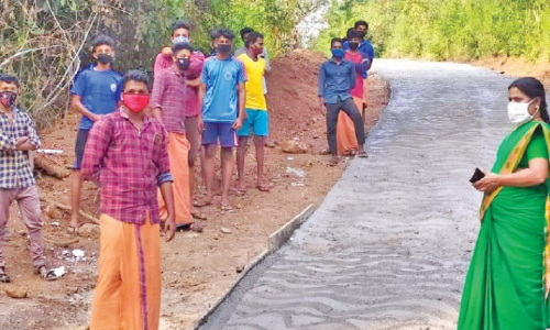 ഉദ്യോഗത്തിലല്ല, തൊഴിലുറപ്പിലാണിവർ