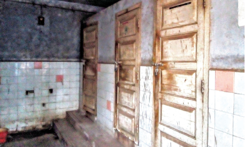 ഇൗ മൂത്രപ്പുരകൾ അടുത്തെങ്ങും തുറക്കുമോ...?