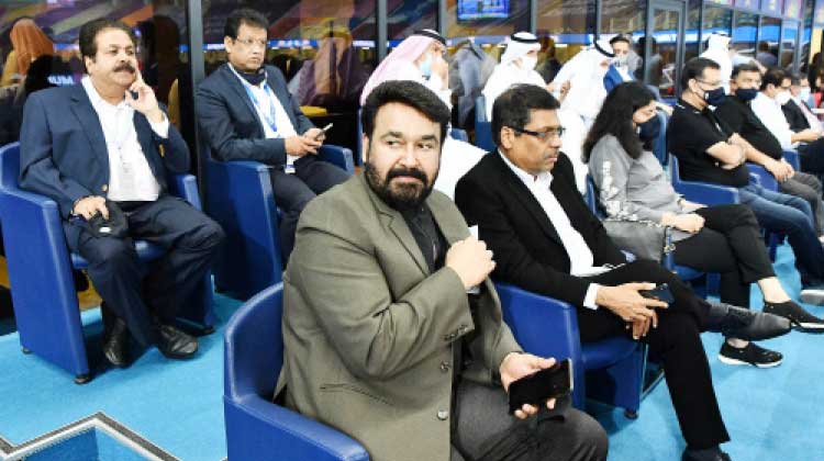 കളി കാണാൻ കടൽകടന്ന് ലാലേട്ടനും കളി കാണാൻ കടൽകടന്ന് ലാലേട്ടനും