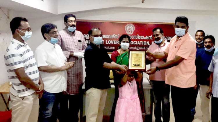 ബാലചന്ദ്രനും കുടുംബത്തിനും കല കുവൈത്ത്​ യാത്രയയപ്പ് നൽകി