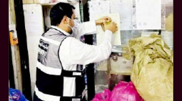 മാസ്ക്, സാമൂഹിക അകലം: 50 കടകൾക്കെതിരെ നടപടി മാസ്ക്, സാമൂഹിക അകലം: 50 കടകൾക്കെതിരെ നടപടി