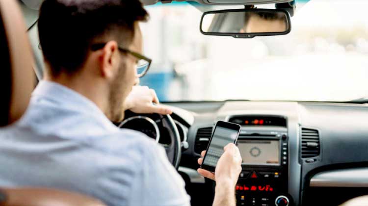 മരണം മുന്നിലുണ്ട്​​: വാഹനമോടിക്കു​േമ്പാൾ മൊബൈൽ ഫോൺ വേണ്ട